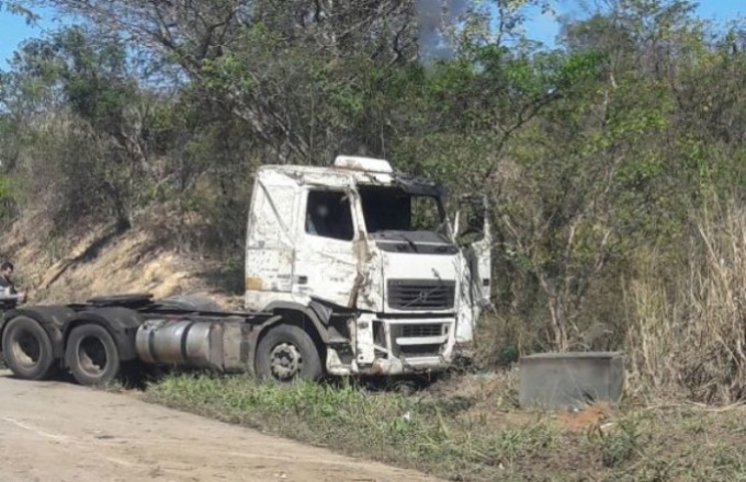 Acidente envolvendo ônibus e carreta deixa seis feridos na BR-251 em Minas